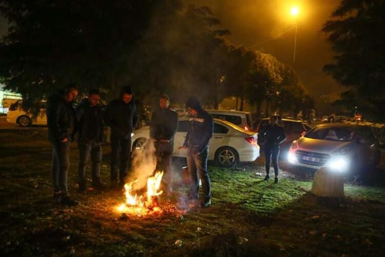 Akhisarlılar soğuk havaya rağmen evlerine giremedi