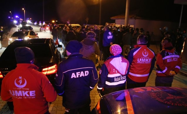 Akhisarlılar soğuk havaya rağmen evlerine giremedi