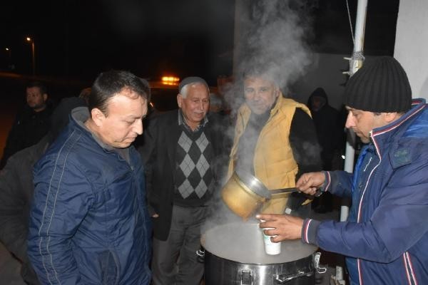 Akhisarlılar soğuk havaya rağmen evlerine giremedi