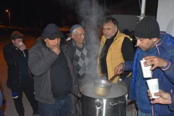 Akhisarlılar soğuk havaya rağmen evlerine giremedi