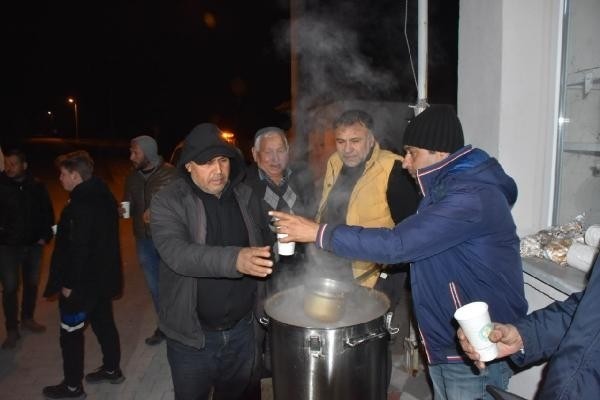 Akhisarlılar soğuk havaya rağmen evlerine giremedi