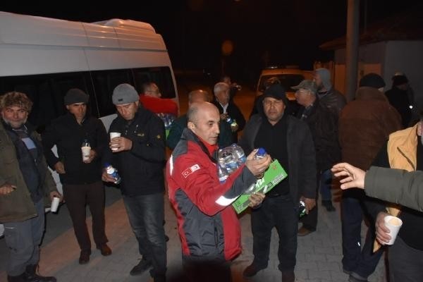 Akhisarlılar soğuk havaya rağmen evlerine giremedi