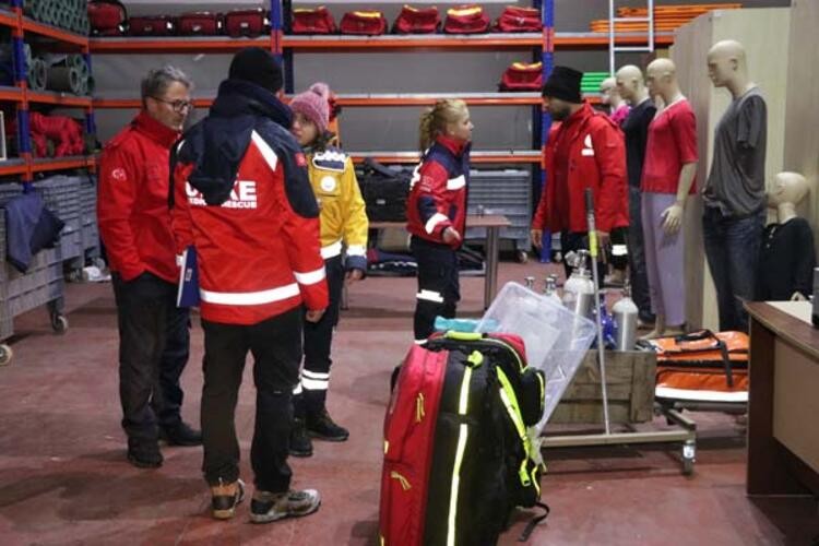 Deprem bölgesine destek yağdı