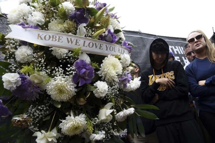 Kobe'nin öldüğü kazadan ilk kareler! Sevenlerinden çiçek yağmuru