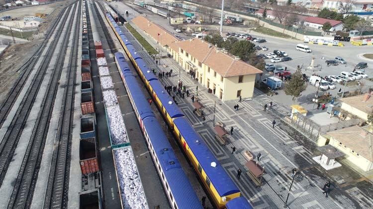 TCDD'nin yardım treni Elazığ'a ulaştı!