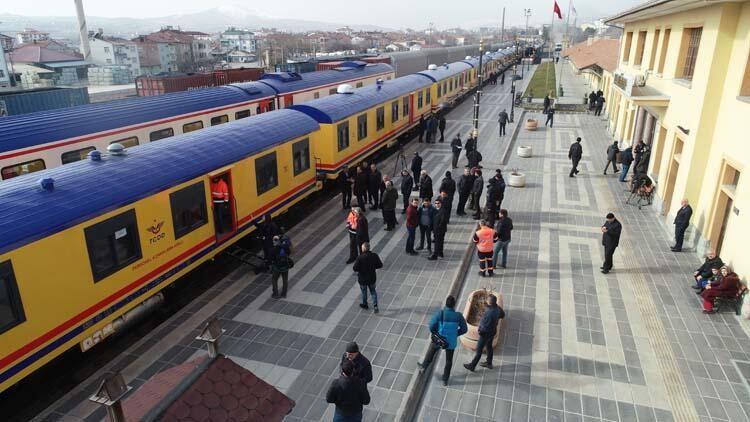 TCDD'nin yardım treni Elazığ'a ulaştı!