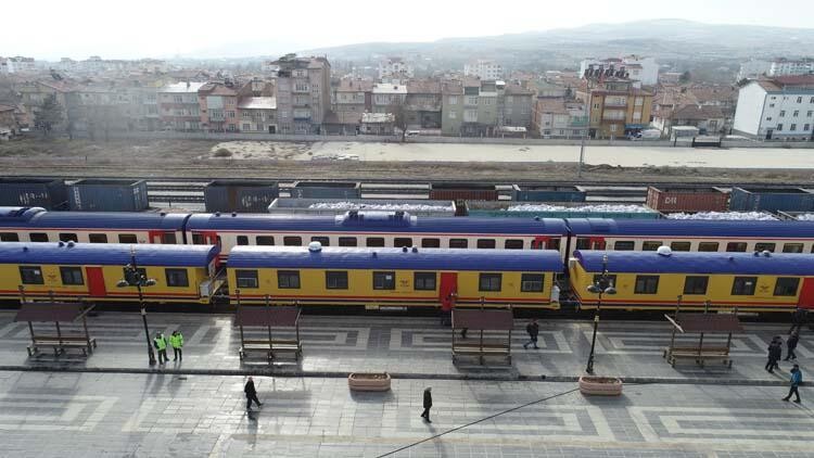 TCDD'nin yardım treni Elazığ'a ulaştı!