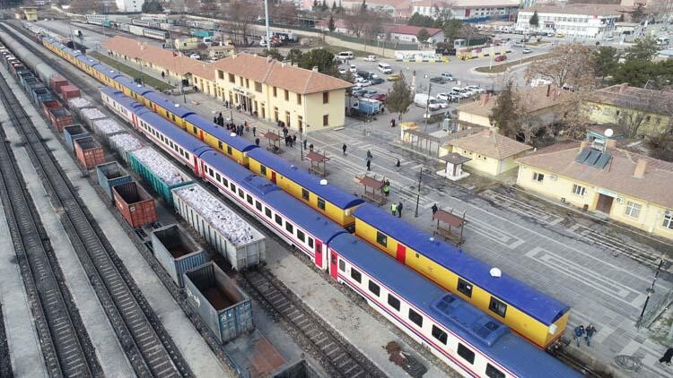 TCDD'nin yardım treni Elazığ'a ulaştı!