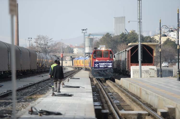 TCDD'nin yardım treni Elazığ'a ulaştı!