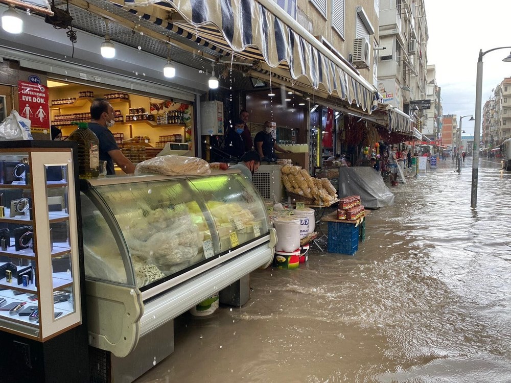 İzmir'de sağanak yağış! Cadde ve sokaklar göle döndü