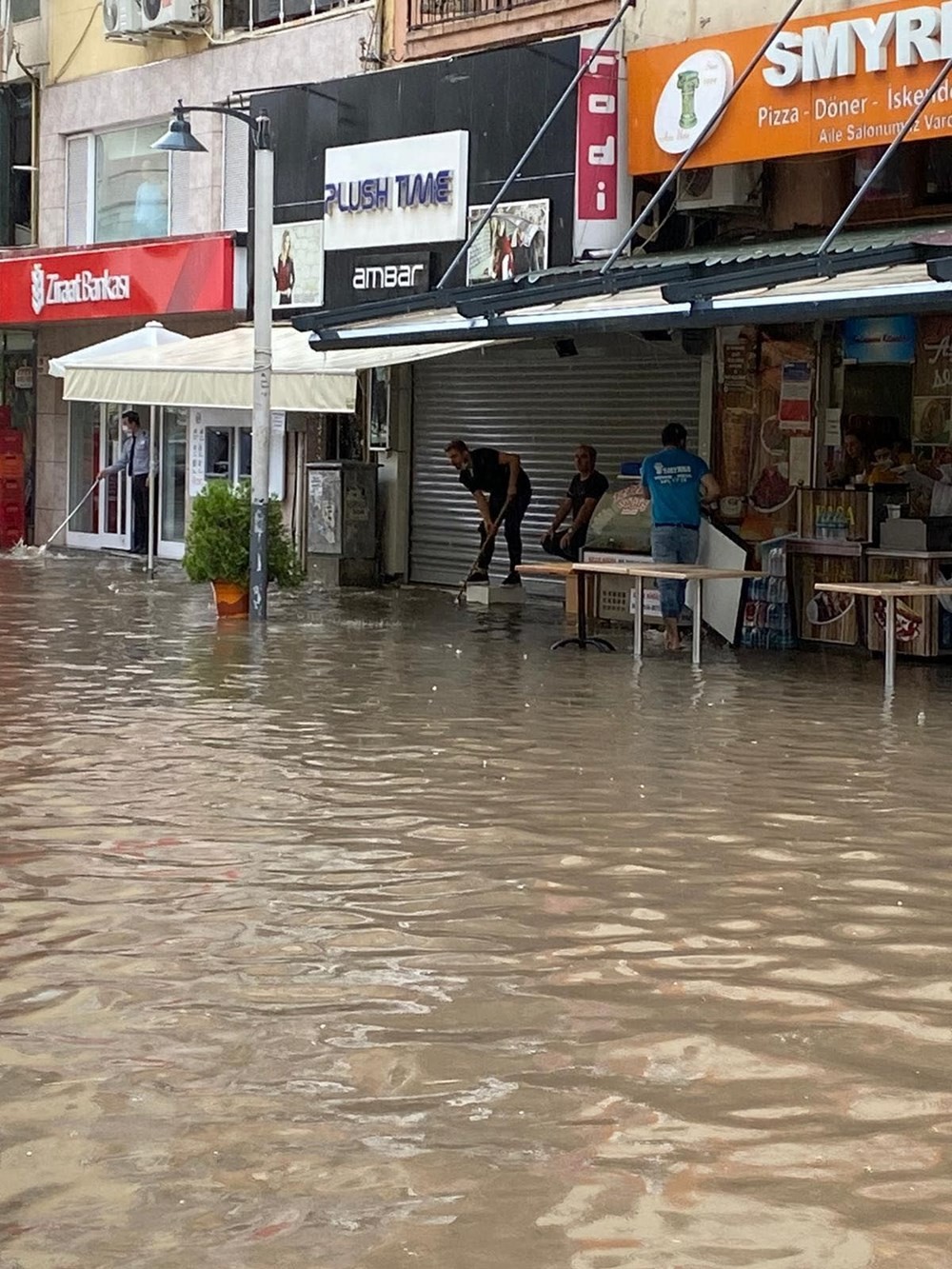 İzmir'de sağanak yağış! Cadde ve sokaklar göle döndü