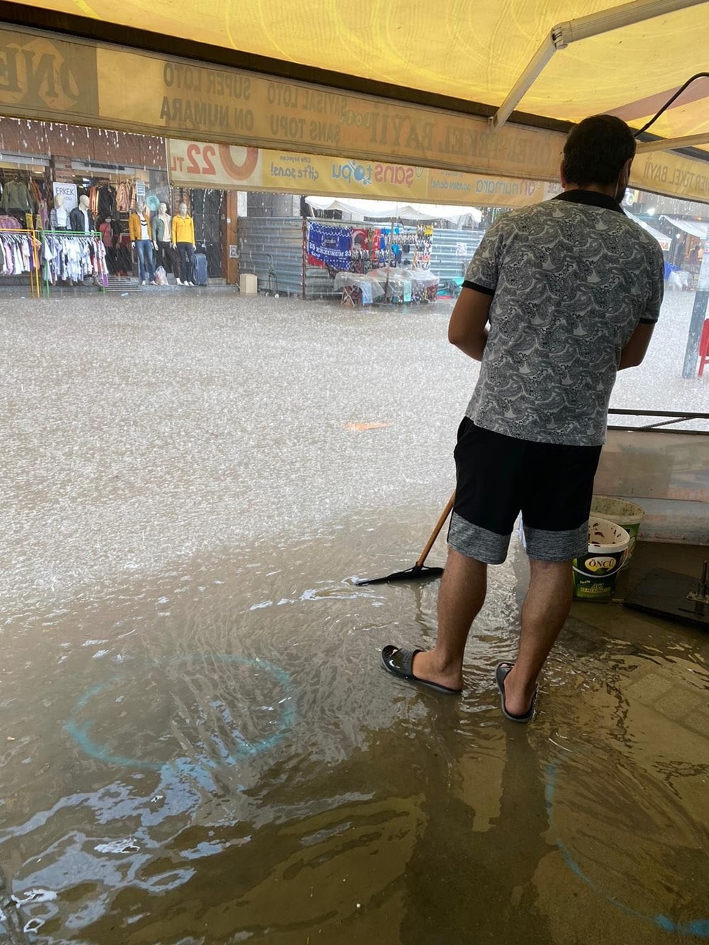 İzmir'de sağanak yağış! Cadde ve sokaklar göle döndü