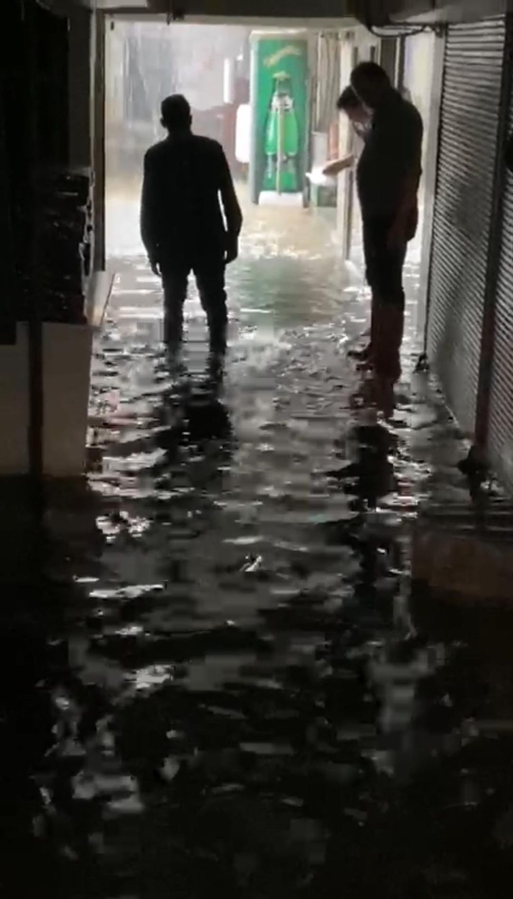 İzmir'de sağanak yağış! Cadde ve sokaklar göle döndü