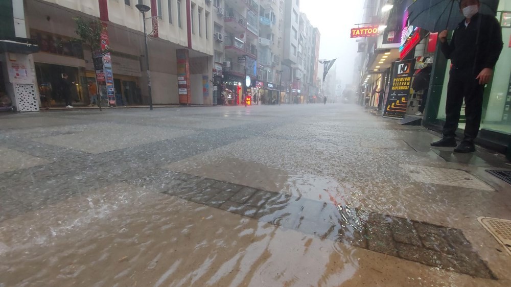 İzmir'de sağanak yağış! Cadde ve sokaklar göle döndü