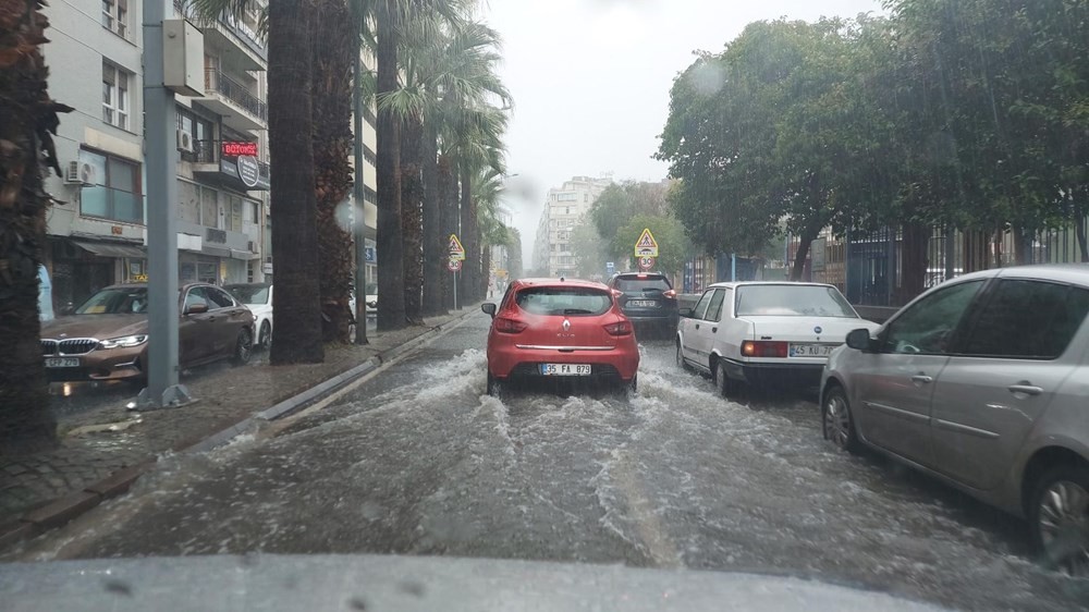 İzmir'de sağanak yağış! Cadde ve sokaklar göle döndü