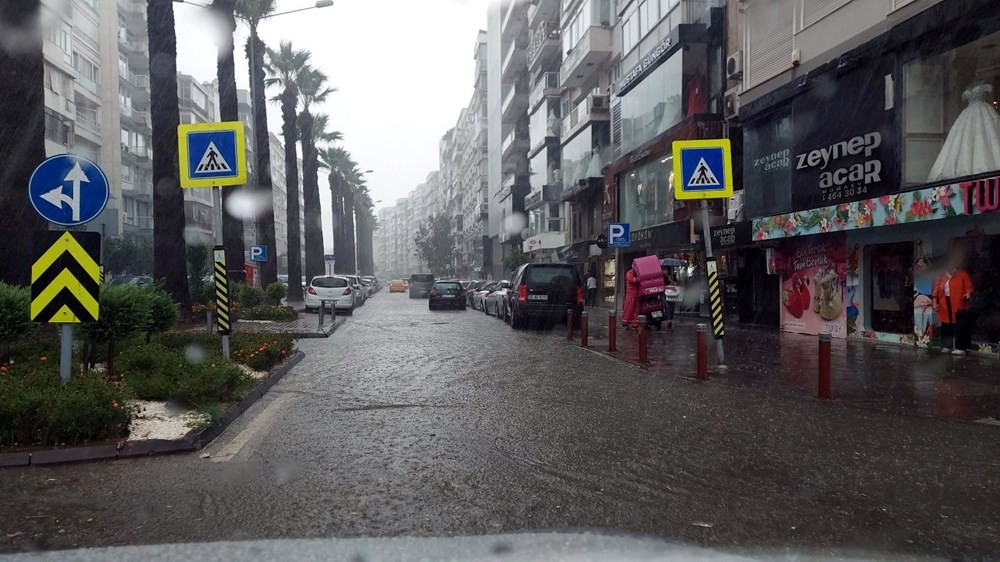 İzmir'de sağanak yağış! Cadde ve sokaklar göle döndü