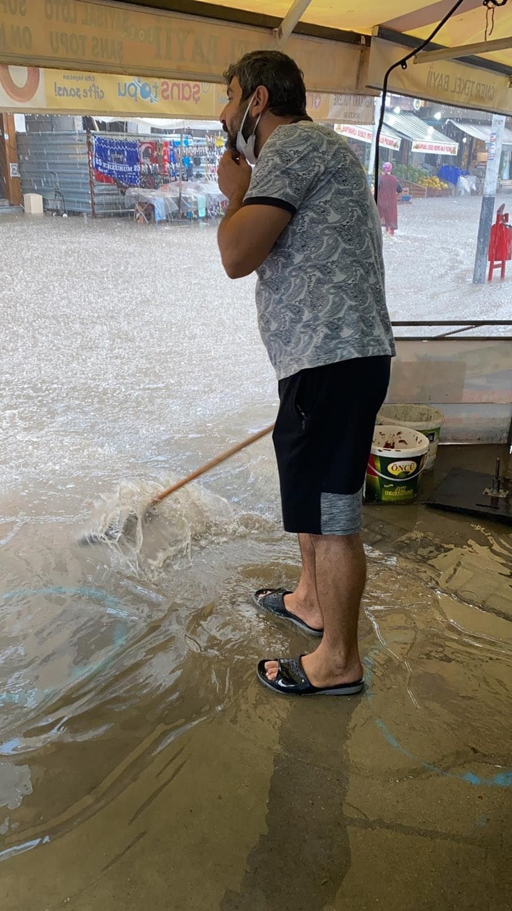 İzmir'de sağanak yağış! Cadde ve sokaklar göle döndü