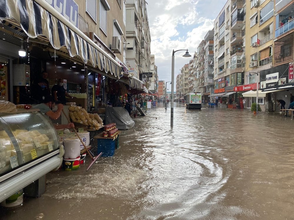 İzmir'de sağanak yağış! Cadde ve sokaklar göle döndü