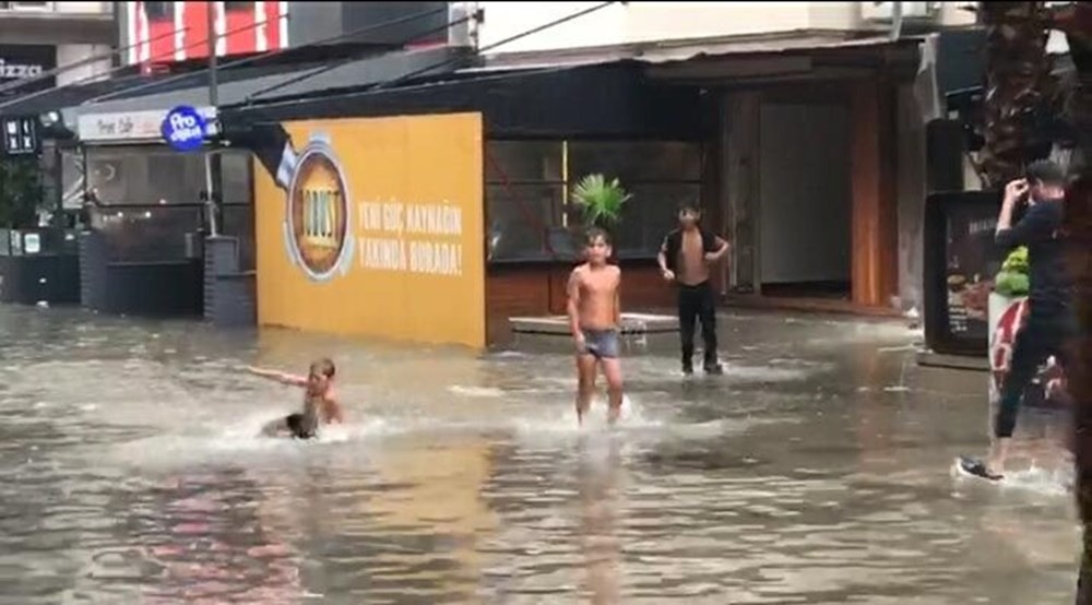 İzmir'de sağanak yağış! Cadde ve sokaklar göle döndü