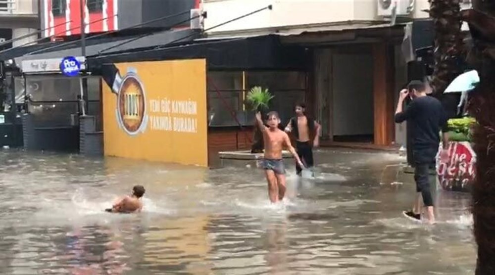 İzmir'de sağanak yağış! Cadde ve sokaklar göle döndü