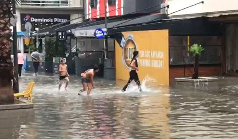 İzmir'de sağanak yağış! Cadde ve sokaklar göle döndü