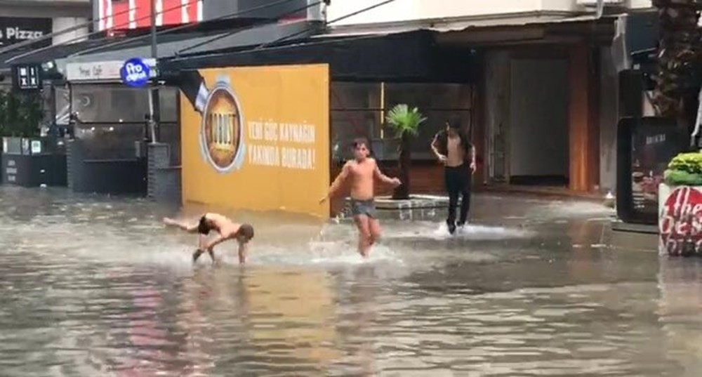 İzmir'de sağanak yağış! Cadde ve sokaklar göle döndü