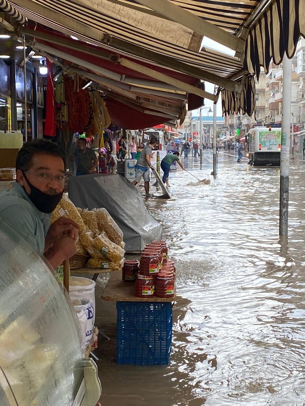 İzmir'de sağanak yağış! Cadde ve sokaklar göle döndü