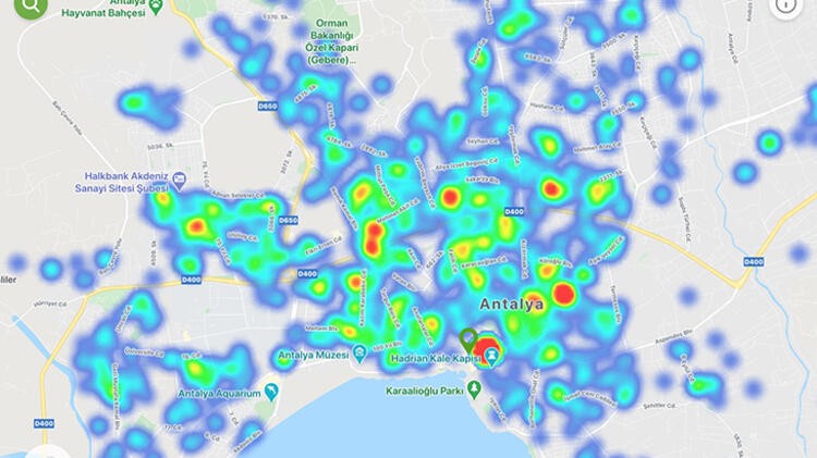 İstanbul'da inanılmaz görüntü! Bir cadde ayırıyor...