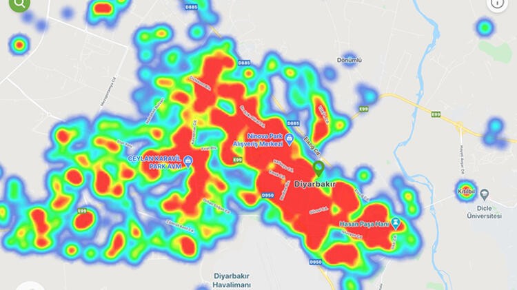 İstanbul'da inanılmaz görüntü! Bir cadde ayırıyor...