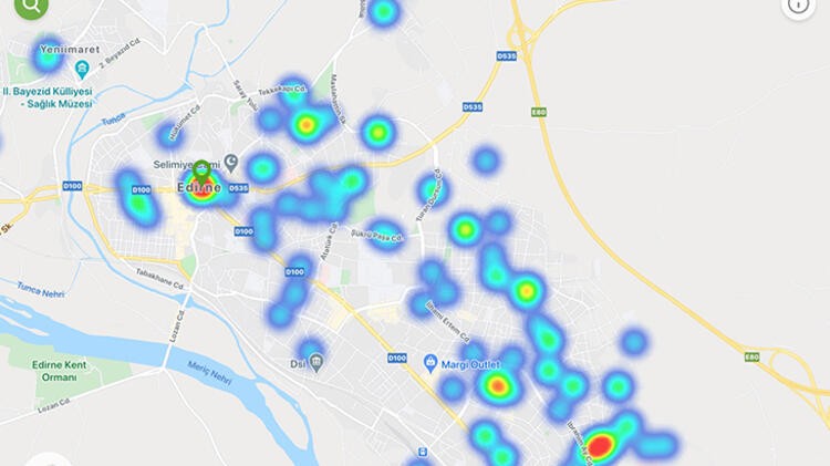 İstanbul'da inanılmaz görüntü! Bir cadde ayırıyor...