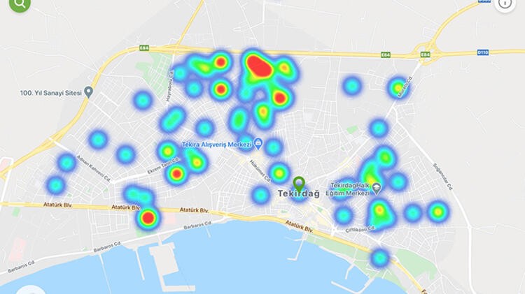 İstanbul'da inanılmaz görüntü! Bir cadde ayırıyor...