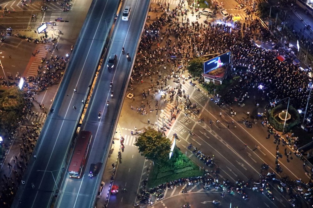 Tayland'da protestolar sürüyor! Kral ülkeyi Almanya'dan yönetiyor