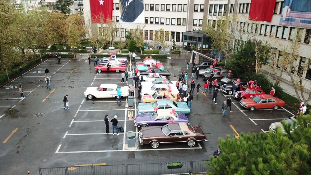 Kadıköy'de klasik otomobillerden Cumhuriyet Konvoyu