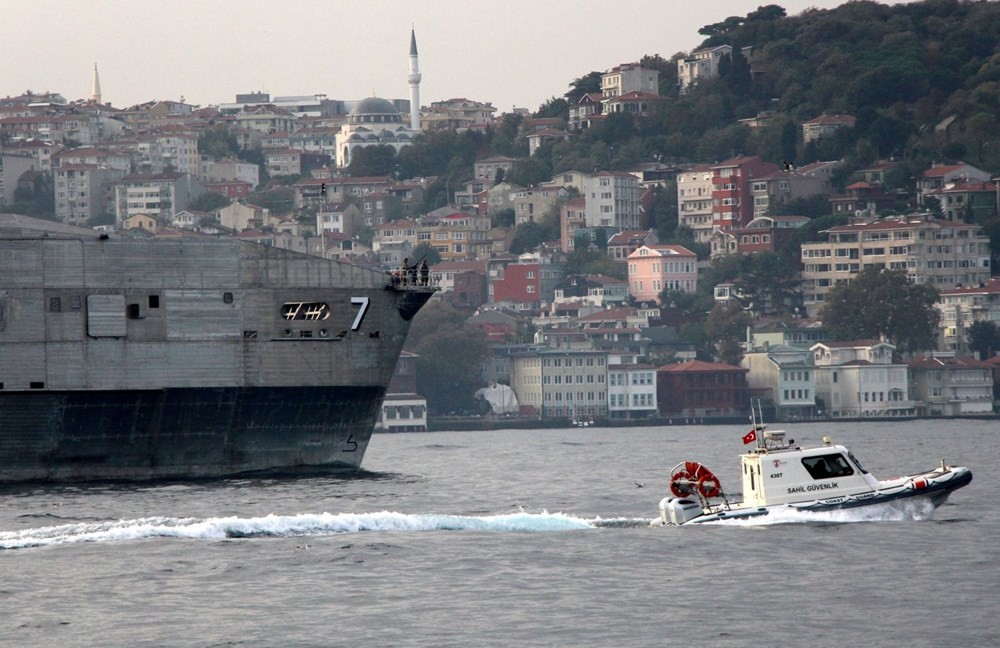 ABD savaş gemisi Boğaz'dan böyle geçti