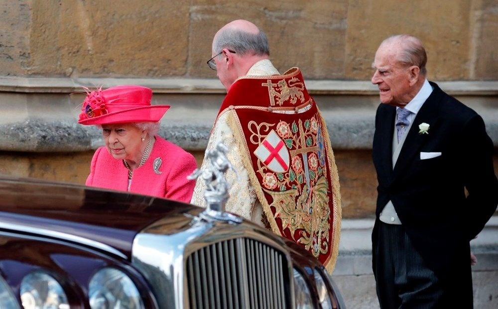 Kraliçe Elizabeth eşi Prens Philip'i bırakıp işbaşı yapıyor