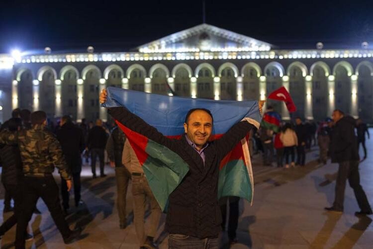 Bakü'de sabaha kadar kutlama