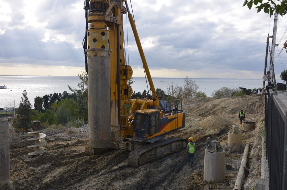 Avcılar'daki yer kaymasına 736 beton kazıkla önlem