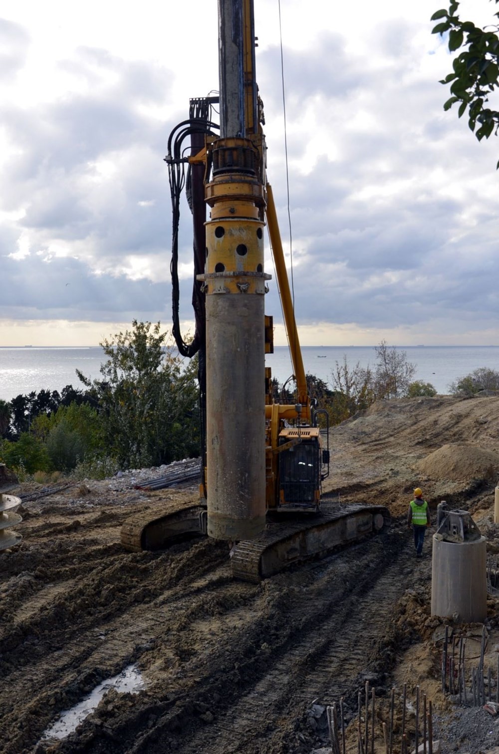 Avcılar'daki yer kaymasına 736 beton kazıkla önlem