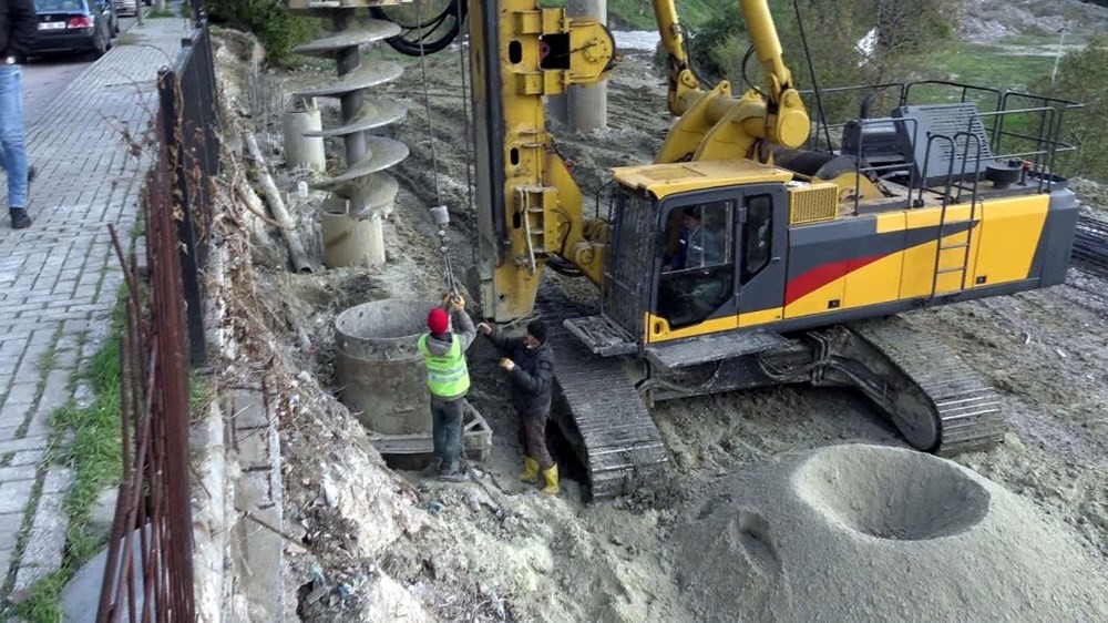 Avcılar'daki yer kaymasına 736 beton kazıkla önlem