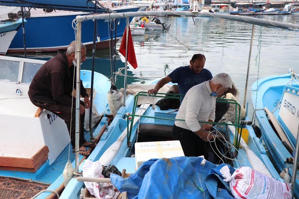 Seferihisar'da tsunami korkusu nedeniyle balıkçılar, denize açılmıyor