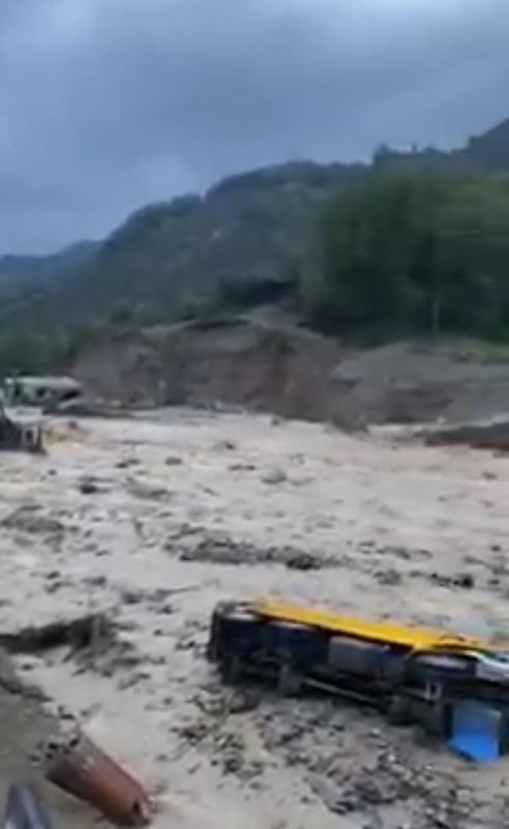 Giresun'da şantiyeyi sel bastı