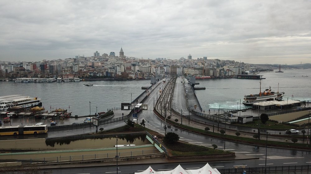 Kısıtlamalar nedeniyle boş kalan istanbul sokaklarından kareler