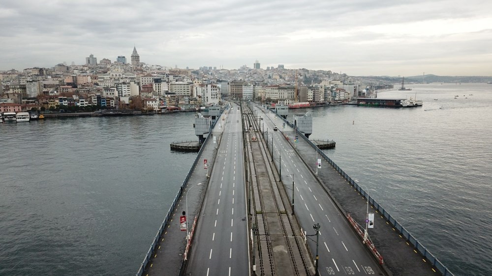 Kısıtlamalar nedeniyle boş kalan istanbul sokaklarından kareler