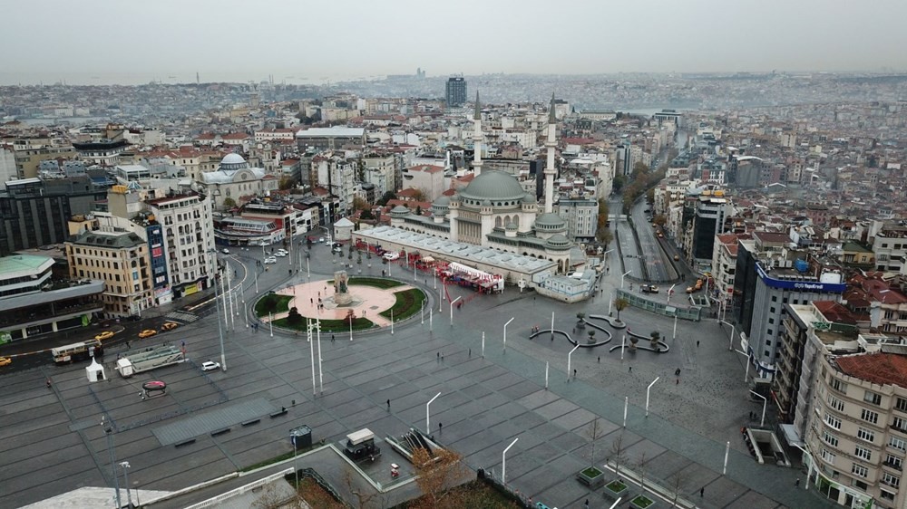 Kısıtlamalar nedeniyle boş kalan istanbul sokaklarından kareler