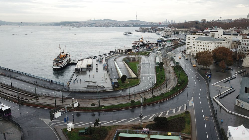 Kısıtlamalar nedeniyle boş kalan istanbul sokaklarından kareler