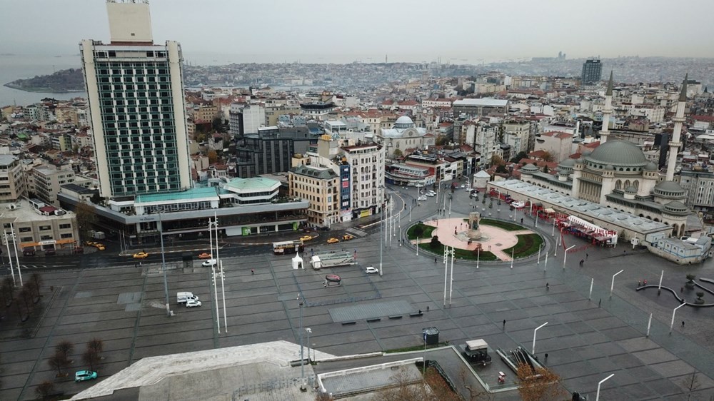 Kısıtlamalar nedeniyle boş kalan istanbul sokaklarından kareler