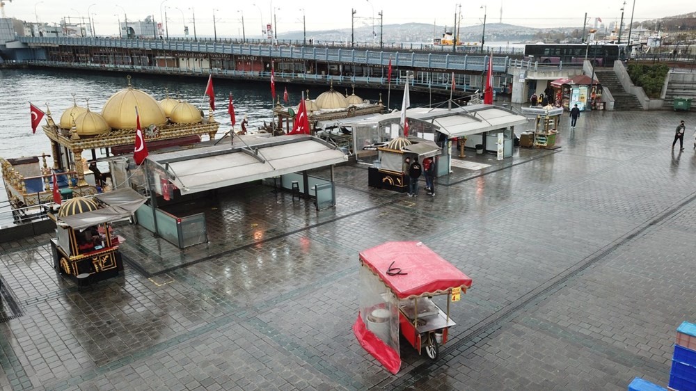 Kısıtlamalar nedeniyle boş kalan istanbul sokaklarından kareler