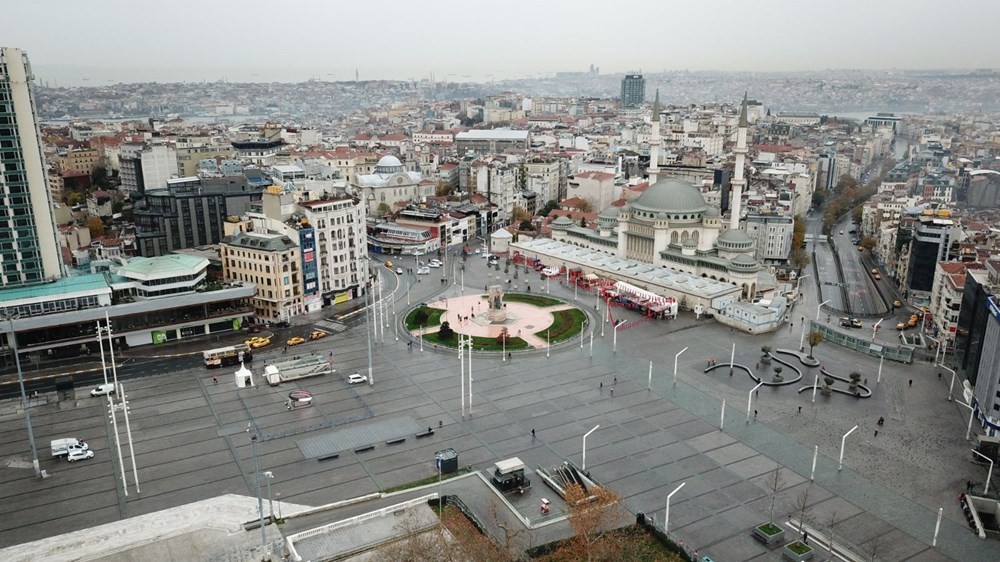 Kısıtlamalar nedeniyle boş kalan istanbul sokaklarından kareler