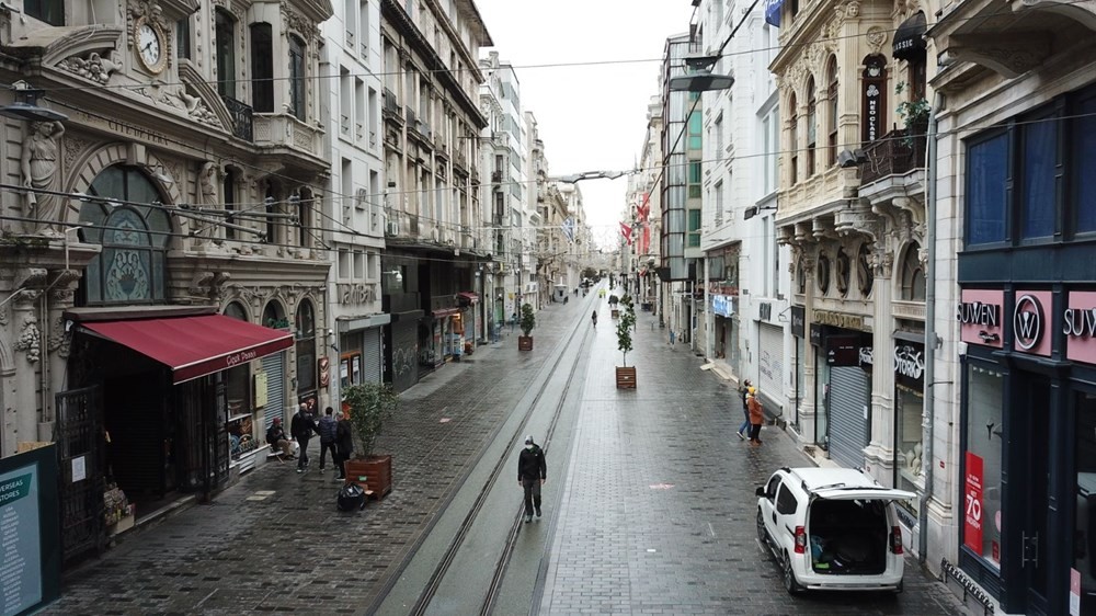 Kısıtlamalar nedeniyle boş kalan istanbul sokaklarından kareler