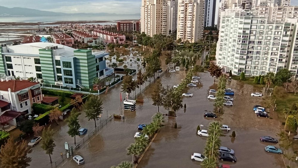 İzmir'de deniz taştı: Aranan 2 kişinin cansız bedenine ulaşıldı